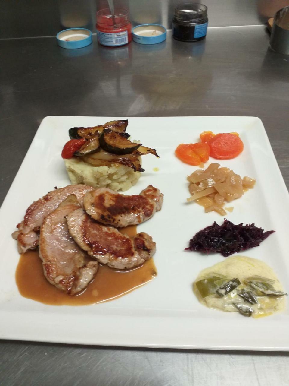 Logis Hotel Restaurant De La Dore Vertolaye 외부 사진